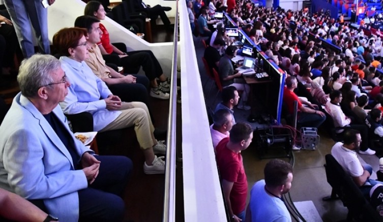 Meral Akşener ve Mansur Yavaş, Türkiye-Sırbistan voleybol maçını birlikte izledi