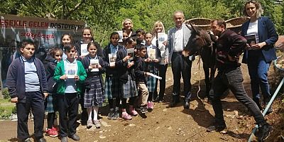 Almanya’da yaşayan Ersin Bilgi, Türkiye’de eşek sırtında köy köy çocuklara kitap dağıtıyor