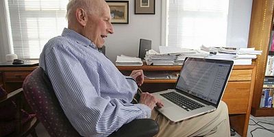 Emekli doktor, 89 yaşında fizik doktorasını tamamladı
