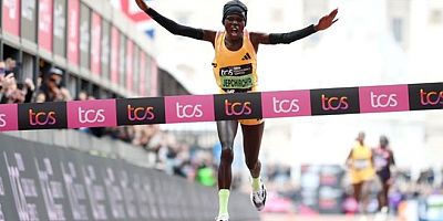 Kenyalı atlet Jepchirchir, kadınlar dünya rekorunu kırdı