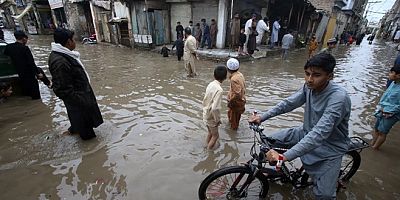 Pakistan'da şiddetli yağışlar ve yıldırım düşmesi sonucu en az 55 kişi hayatını kaybetti