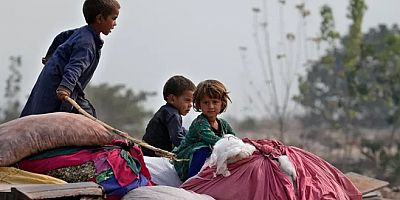 Pakistan, yasa dışı göçmenleri sınır dışı etmek üzere toplamaya başladı 