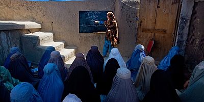 Taliban: 'Afganistan'da erkek ve kız öğrenciler ayrı sınıflarda eğitim görecek'