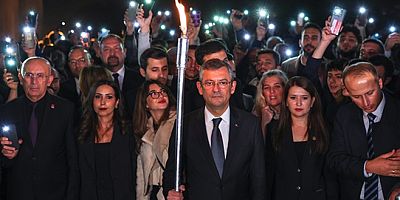 VİDEO-  'Ata’ya Saygı Zinciri': CHP lideri Özgür Özel, gençlerle birlikte Anıtkabir’e yürüdü