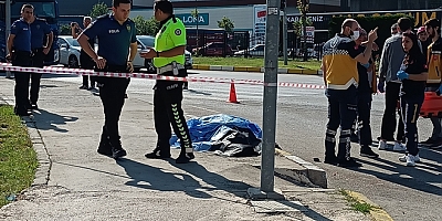 VİDEO- Çorum'da korkunç kaza! Vinç otomobil ve yayaların arasına daldı: 2 ölü 1 yaralı