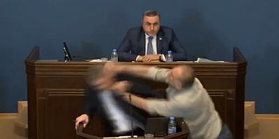 VİDEO- İktidar ile muhalefet vekiller birbirine girdi: Gürcistan meclisinde yumruklu kavga