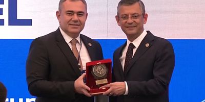 VİDEO- Türk Eczacıları Birliği'nden Özgür Özel'e onur ödülü!