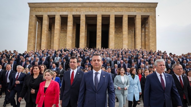 CHP'liler Anıtkabir'de: 'Bizlere emanet ettiğiniz partimizi birinci yaptık'