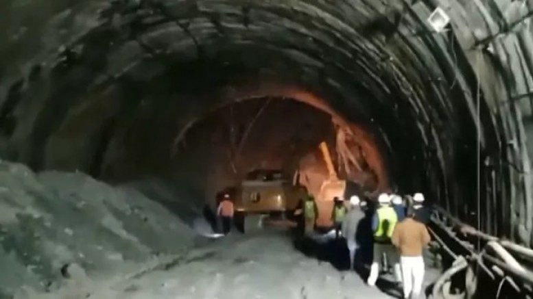 Hindistan'da tünel inşaatı çöktü: 40 işçi göçük altında kaldı 