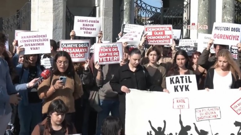 Öğrencilerden İstanbul Üniversitesi önünde “YÖK” protestosu