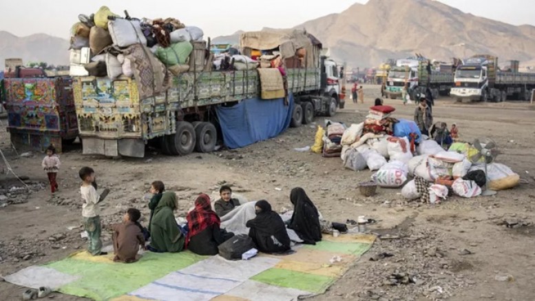 Pakistan Afganların geri dönüşünü hızlandırmak için yeni sınır kapıları açtı
