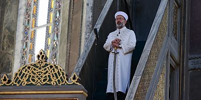 Ali Erbaş, hutbeyi okumak için minbere elinde kılıç ile çıktı!
