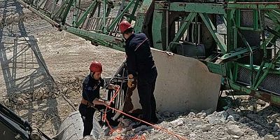 Aşırı rüzgar nedeniyle vinç devrildi: 1 kişi hayatını kaybetti