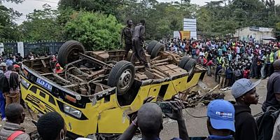 Kenya'da cenaze töreninden evine dönenleri taşıyan otobüs hendeğe düştü: 21 ölü
