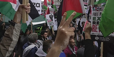 Londra'da binlerce kişi, Filistin'e destek yürüyüşü'ne katıldı