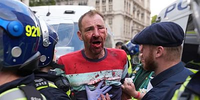 Londra'da karşıt görüşlü göstericiler arasında arbede yaşandı: Çok sayıda yaralı ve gözaltı