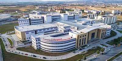 VİDEO- Hastanede ‘okutulmuş kek’ dağıtıldı: ‘Tam anlamıyla bir utanç vesikası!’