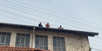 VİDEO- Maden ocağında işten çıkarılan işçiler, işletmenin çatısında eylem başlattı