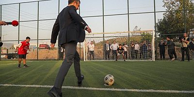 VİDEO- Özgür Özel ve Ekrem İmamoğlu çocuklarla futbol oynadı