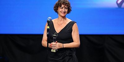 VİDEO- Pelin Esmer’e 8 ödül! Altın Koza Film Festivalinde ödüller sahiplerini buldu